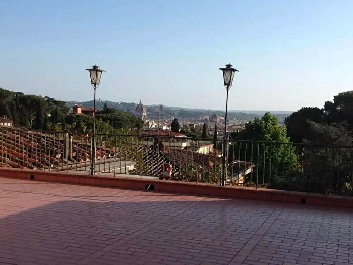 Appartamento con 13 locali in affitto in Firenze