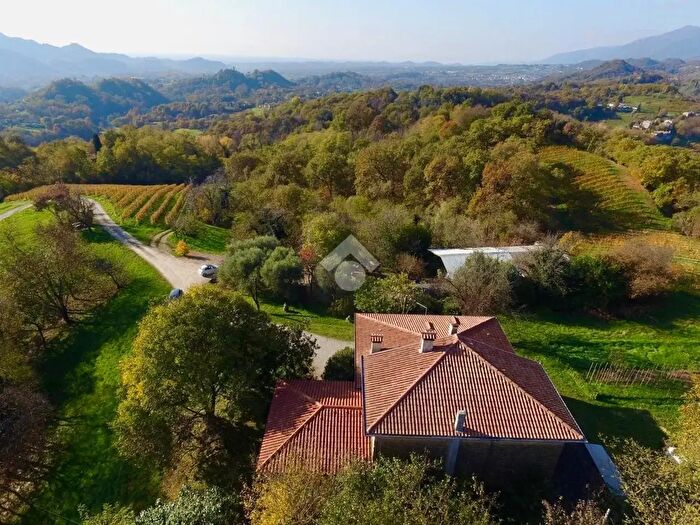 Casa quadrilocale in vendita in Via Ospedale, Cavaso Del Tomba