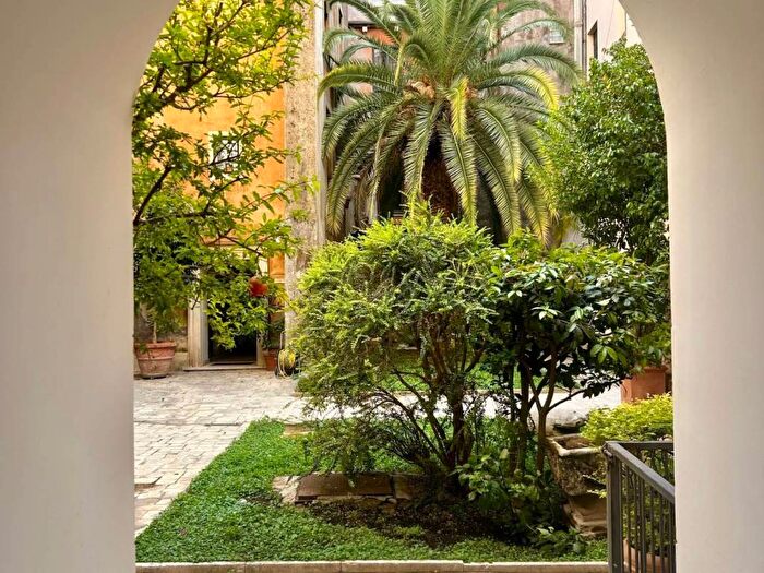 Appartamento quadrilocale in affitto in Piazza di Campitelli, Largo Argentina, Roma