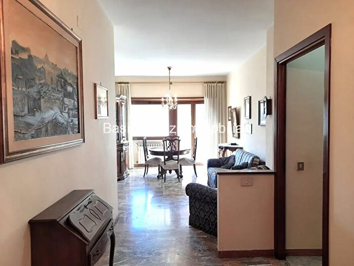 Appartamento con 5 locali in vendita in Via Amilcare Cucchini, Roma