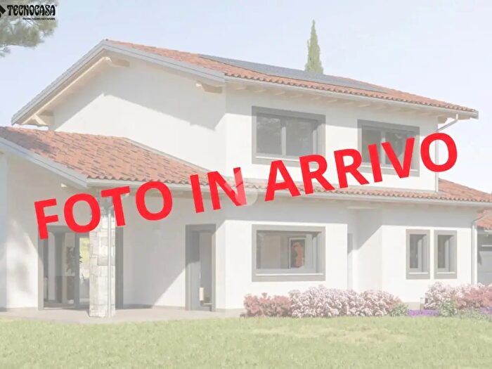 Casa con 8 locali in vendita in Via Asmara, Isera