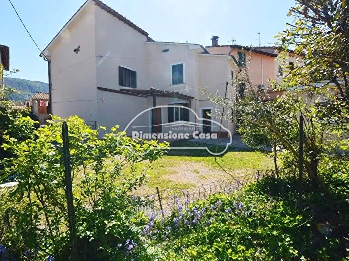 Casa con 11 locali in vendita in O, Lucca