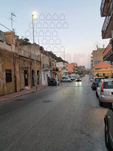 Casa con 10 locali in vendita in Via del Santo, Messina