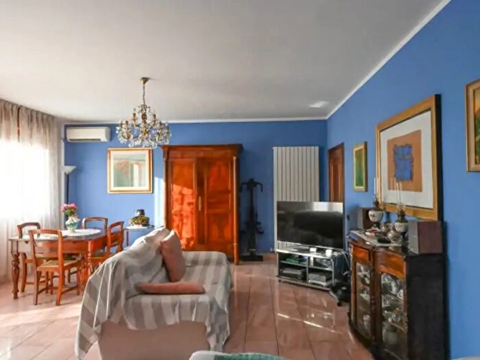 Appartamento con 6 locali in vendita in Stradello Bastogi, Modena