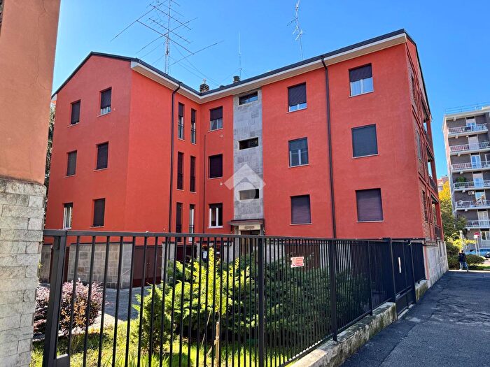 Appartamento trilocale in vendita in Via Monte Bianco, Monza