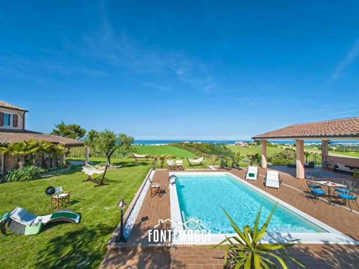 Casa con 17 locali in vendita in Fano