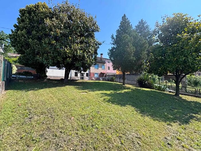 Casa con 8 locali in vendita in Via Molini, Creazzo