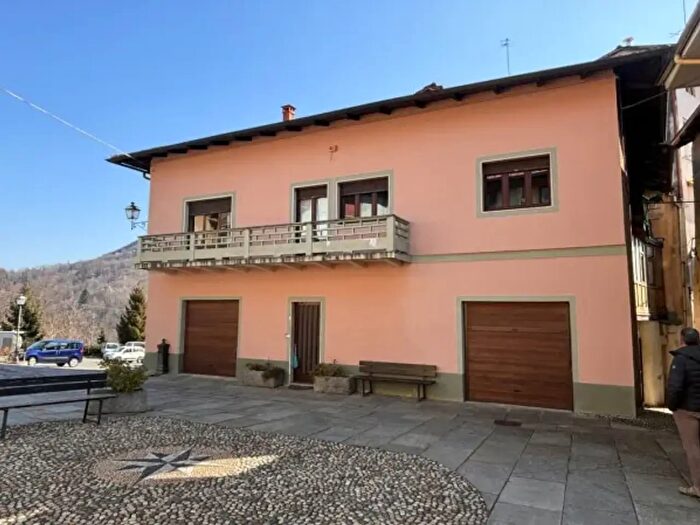 Casa con 6 locali in vendita in Piazza Repubblica, Guardabosone