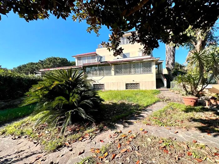 Appartamento con 7 locali in vendita in Via Conocchielle, Pozzuoli