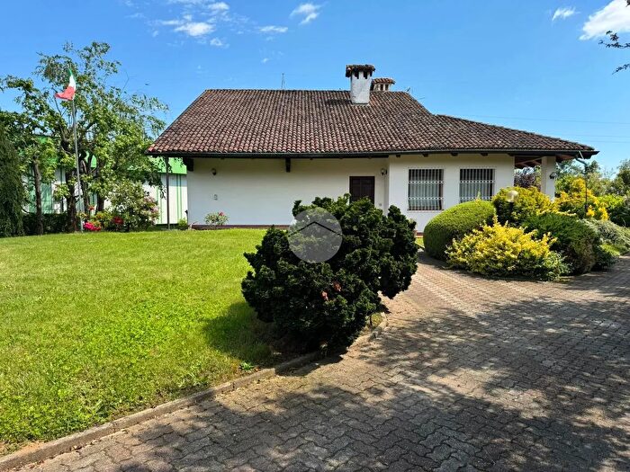 Casa con 10 locali in vendita in Via Quintino Sella, Quaregna Cerreto