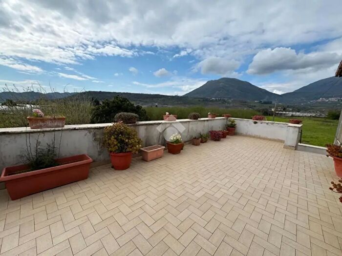 Casa quadrilocale in vendita in Via San Pietro, Giffoni Sei Casali