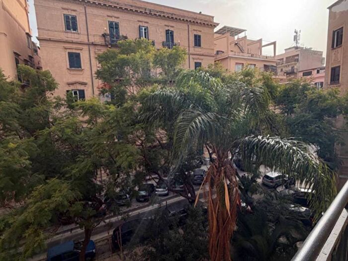 Appartamento con 5 locali in affitto in Zisa, Palermo