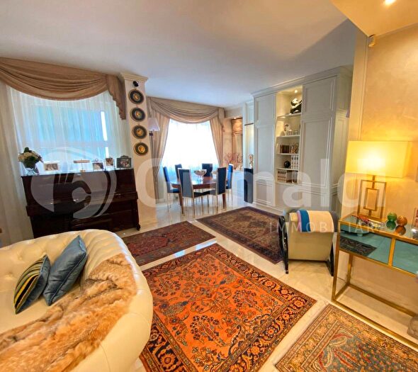 Appartamento con 5 locali in vendita in Via Zuretti, Milano