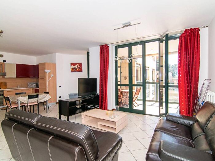 Appartamento trilocale in affitto in Via Carloni, Borghi, Como