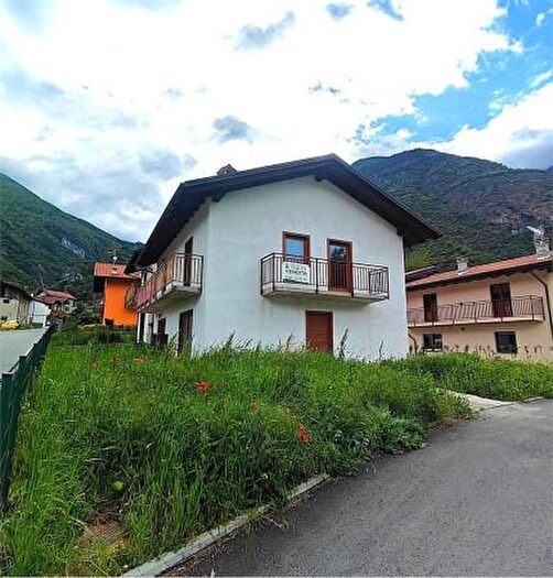 Casa quadrilocale in vendita in Frazione Fabbrica, Champdepraz