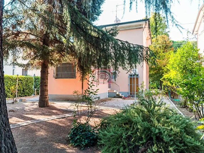 Casa con 8 locali in vendita in Cesena