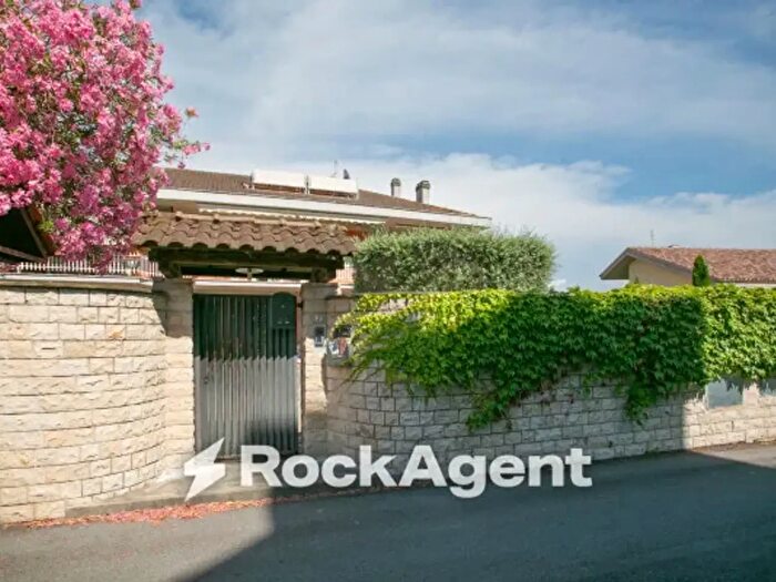 Appartamento con 6 locali in vendita in Via Arizzano, Roma