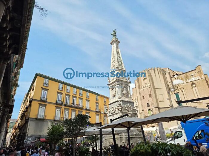 Appartamento con 6 locali in vendita in Piazza San Domenico Maggiore, Napoli
