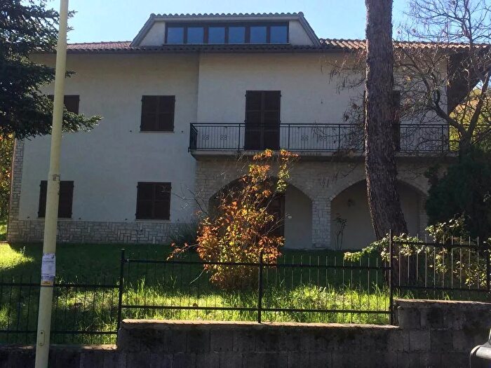 Casa con 10 locali in vendita in Via Garibaldi Muccia, Muccia