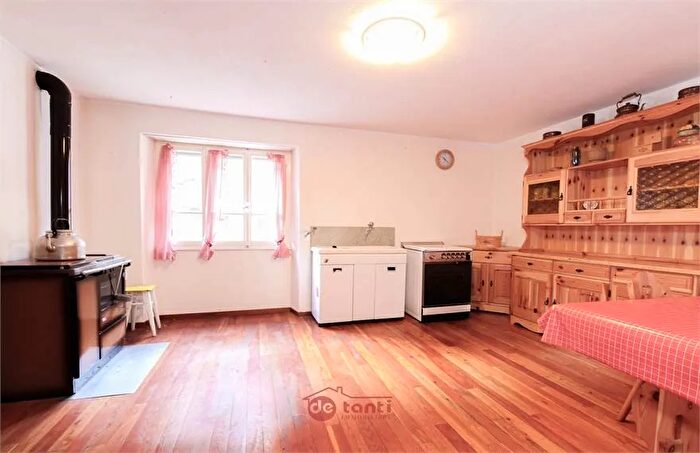 Appartamento trilocale in vendita in Via Splughetta Campodolcino So, Campodolcino