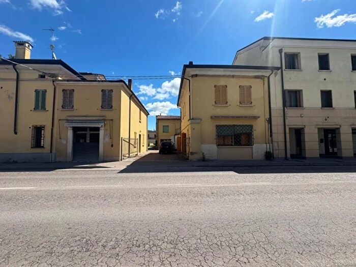 Appartamento con 10 locali in vendita in Via Cisa, Borgo Virgilio