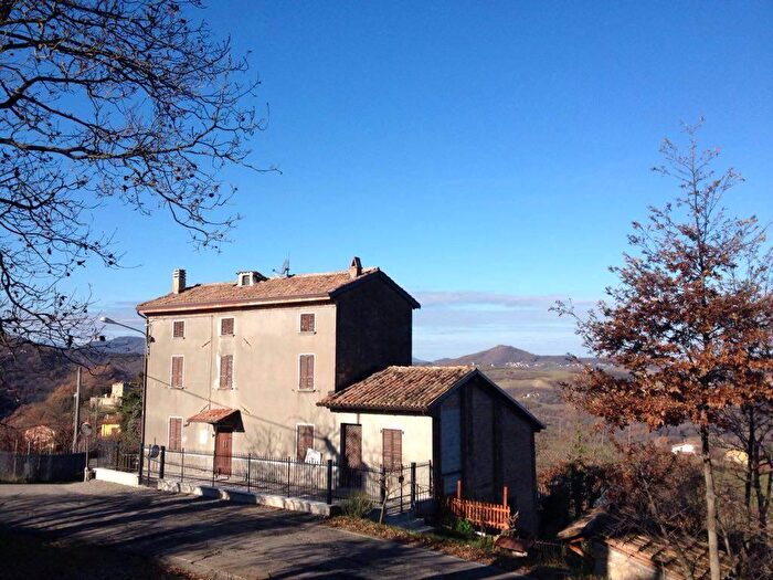 Casa con 5 locali in vendita in Gropparello