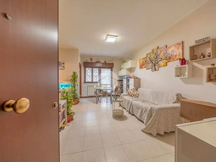 Appartamento trilocale in vendita in Via Guardiagrele, Roma