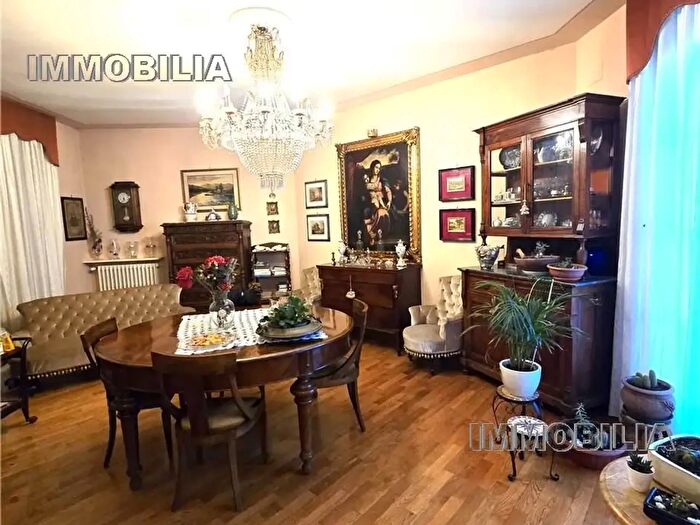 Casa con 16 locali in vendita in Monterchi