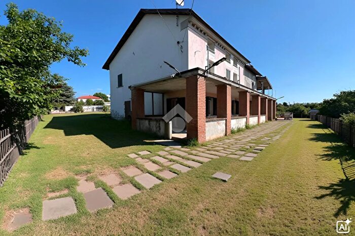 Casa con 10 locali in vendita in Via Zamarioni, Gamalero