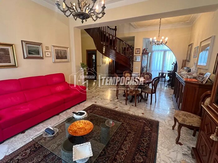 Casa con 5 locali in vendita in Via Renato Fucini, Viareggio