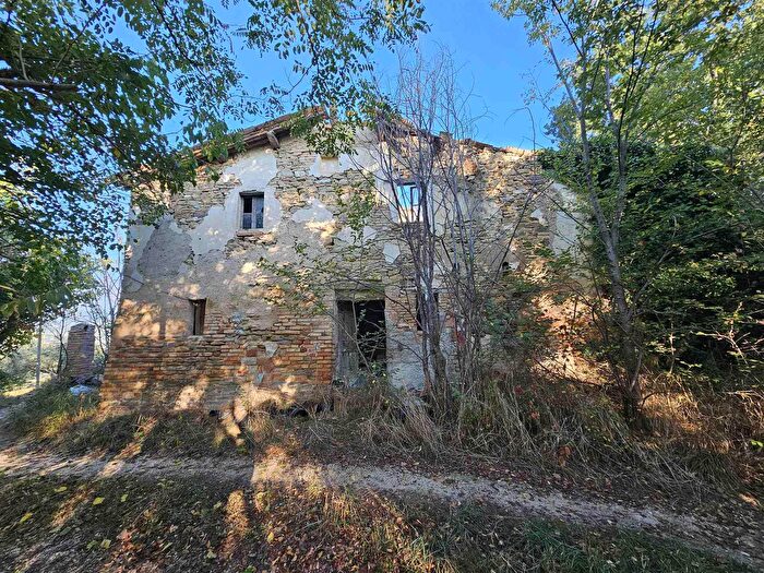 Casa con 7 locali in vendita in San Severino Marche