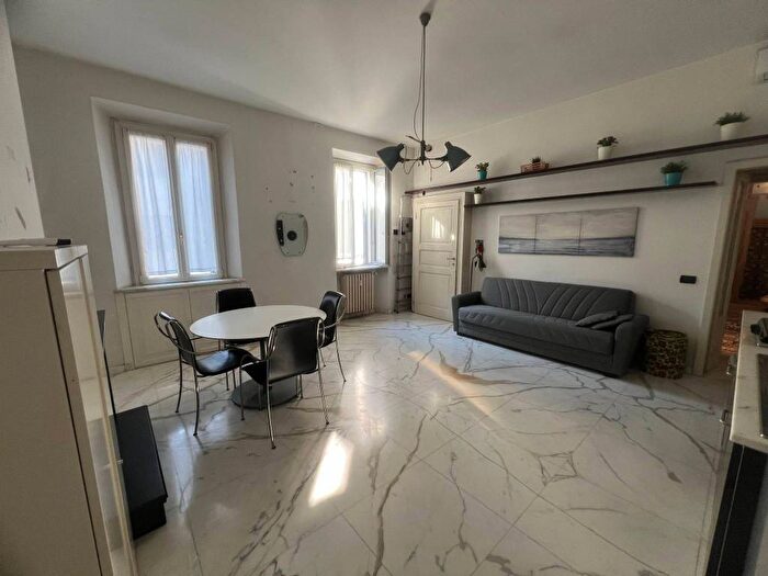 Appartamento trilocale in affitto in Via Carroccio, Corso Genova, Milano