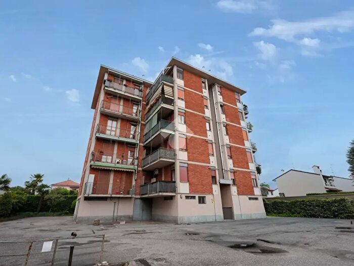 Appartamento trilocale in vendita in Via Locatelli, Biassono