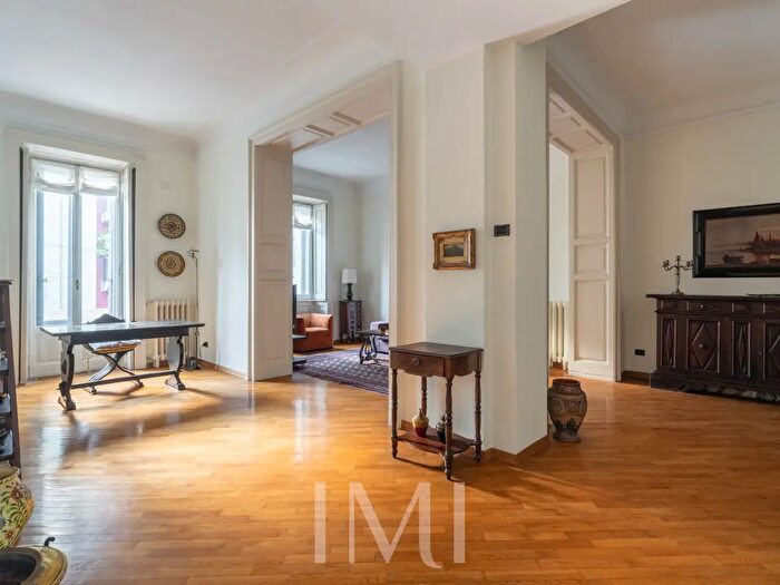 Appartamento quadrilocale in vendita in Via Giulio Uberti, Milano