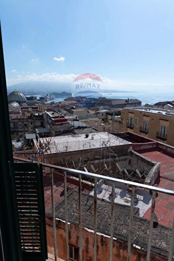 Appartamento con 6 locali in vendita in Via Cedronio, Napoli