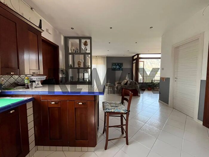Appartamento con 5 locali in vendita in Via Marco Aurelio, Napoli