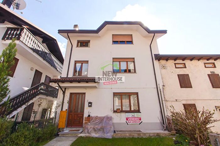Casa con 7 locali in vendita in Via Borsatti Claut, Claut