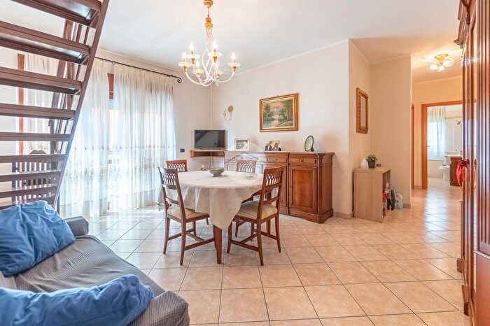 Appartamento trilocale in vendita in Via di Lunghezza, Roma