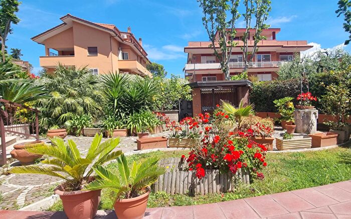 Appartamento con 10 locali in vendita in Via Domenico Guerrazzi, Pomezia