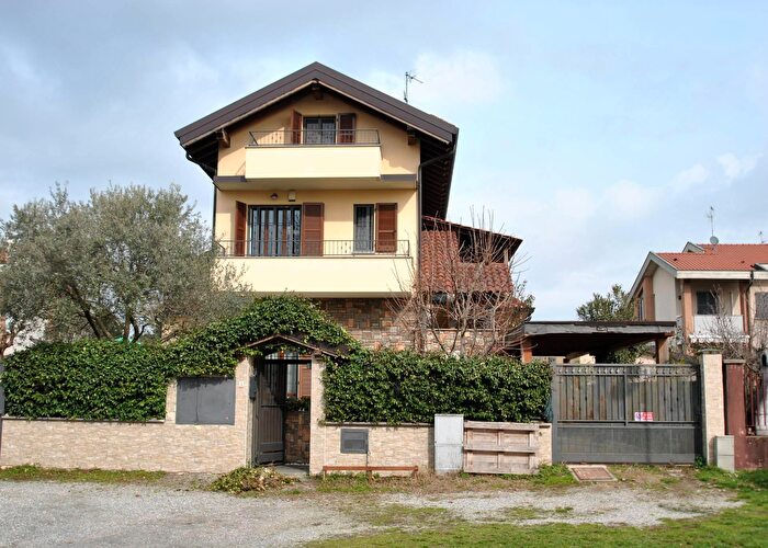 Casa con 8 locali in vendita in Via Montirone, Vimercate