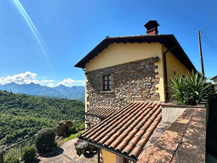 Casa con 9 locali in vendita in Fivizzano