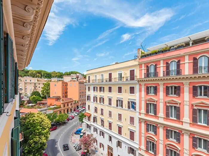 Appartamento con 8 locali in vendita in Via Emilio Morosini, Roma
