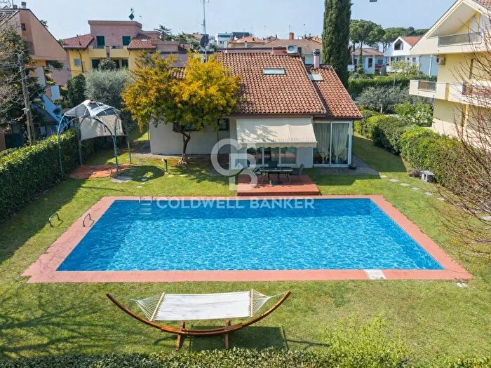 Casa con 11 locali in vendita in Via Rossini, Coriano