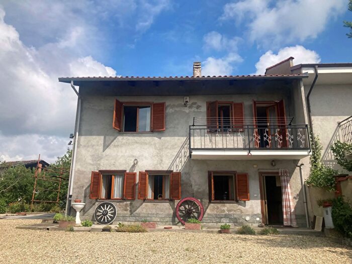 Casa quadrilocale in vendita in Cavour