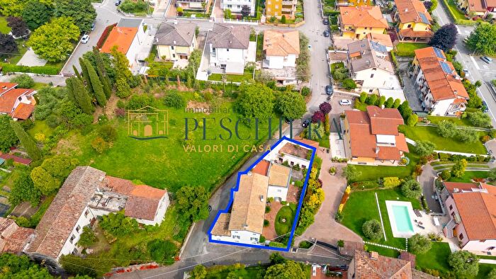 Casa con 10 locali in vendita in Via Aleardo Aleardi, Castelnuovo Del Garda