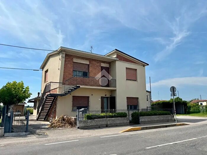 Casa con 8 locali in vendita in Via Piangipane, Ravenna