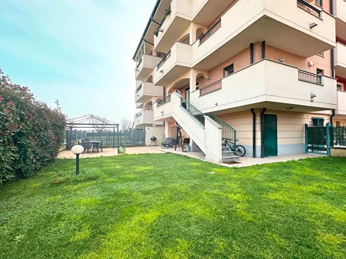 Appartamento trilocale in vendita in Via Benedetto Croce, Giussago