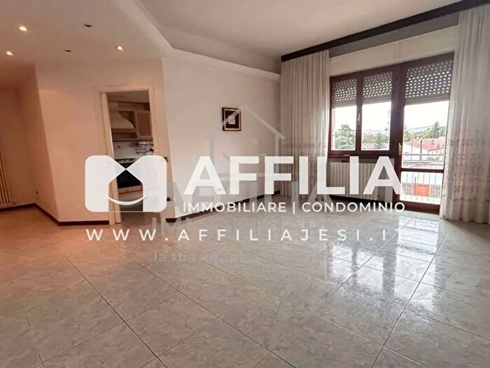 Appartamento con 6 locali in vendita in Via Gramsci, Jesi