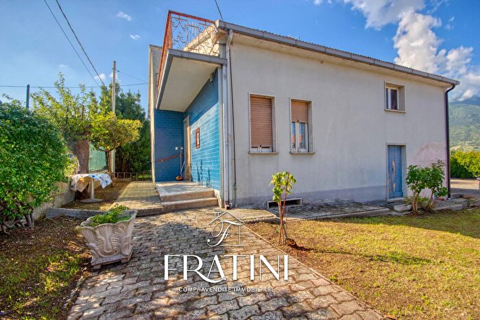 Casa con 8 locali in vendita in Frazione Sant'Andrea, Civitella Del Tronto