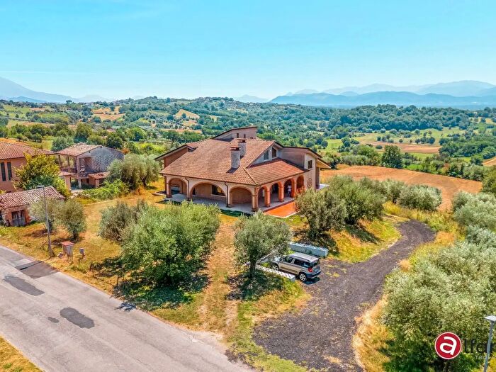 Casa con 15 locali in vendita in Via Girate, Ripi